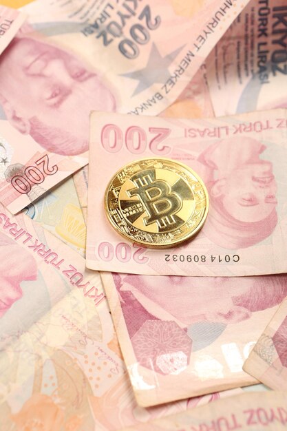 Türkische Lira-Banknoten und Bitcoin-Münzen