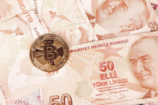 Türkische Lira-Banknoten und Bitcoin-Münzen