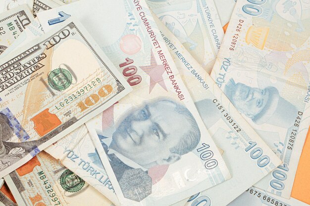 Türkische Lira-Banknoten und US-Dollar