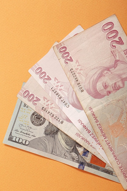 Türkische Lira-Banknoten und US-Dollar