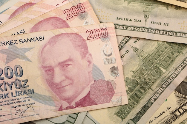 Türkische Lira-Banknoten und US-Dollar