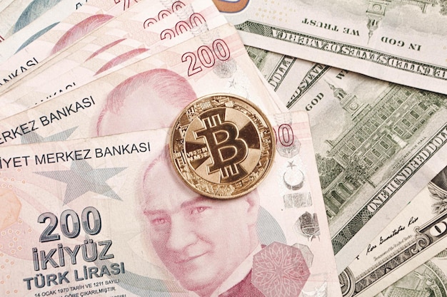 Türkische Lira-Banknoten, US-Dollar und Bitcoin-Münze