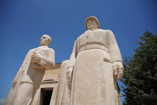 Türkische Männerskulptur am Eingang der Löwenstraße in Anitkabir Ankara Turkiye