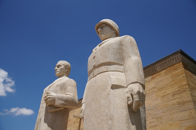 Türkische Männerskulptur am Eingang der Löwenstraße in Anitkabir Ankara Turkiye