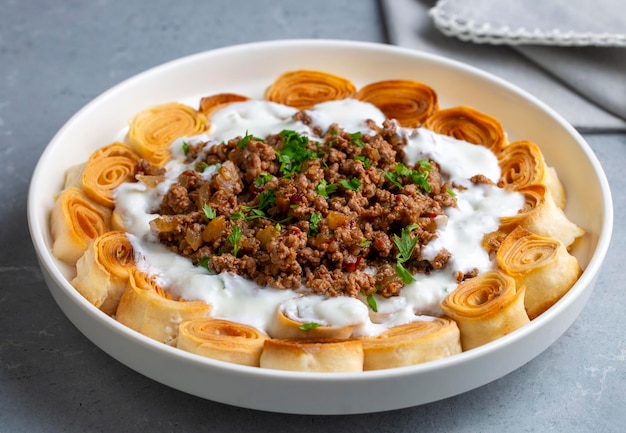 Türkische Manti mit Joghurt, Hackfleisch und gebratener Buttersauce aus Artvin namens Silor Siron, Ziron, Rohdeig und gebratenes Phyllo Manlama mit Dill