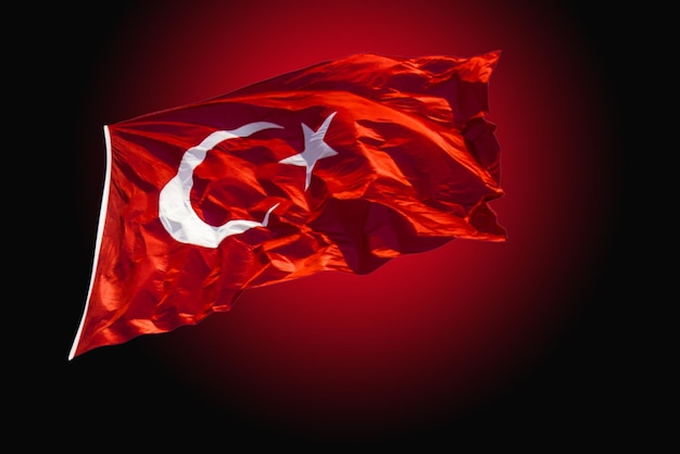 Türkische Nationalflagge mit weißem Stern und Mond im Blick