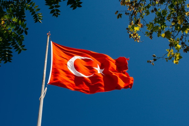 Türkische Nationalflagge mit weißem Stern und Mond im Himmel