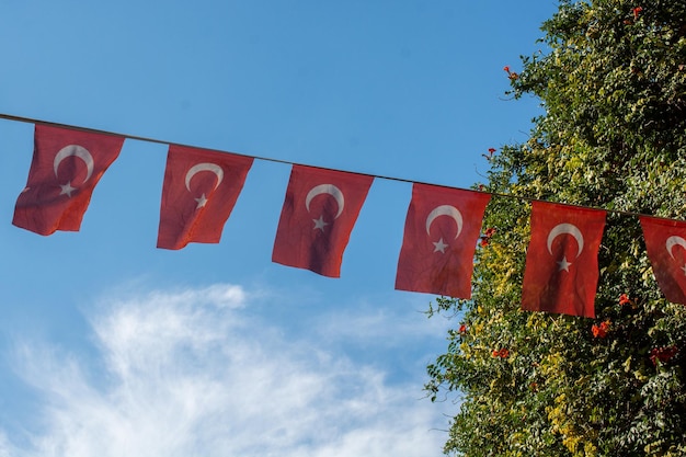 Foto türkische nationalflaggen mit weißem stern und mond im himmel