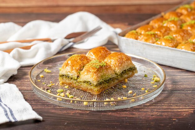 Türkische Pistazien-Baklava Türkische Küche Delikatessen Baklava auf Holz-Hintergrund Nahaufnahme