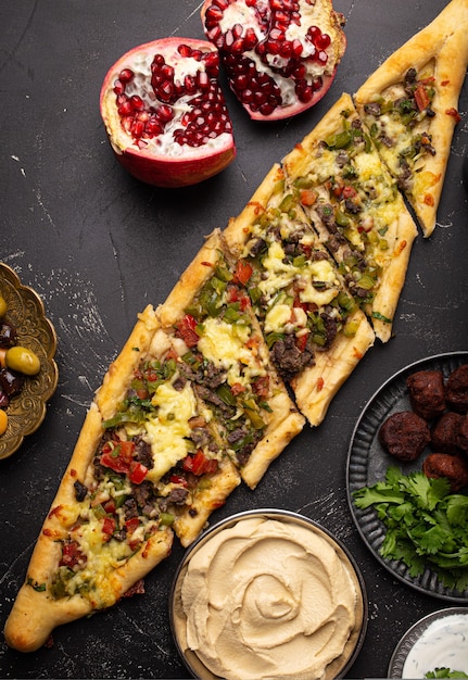 Türkische Pizza Pide von oben