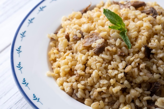 Foto türkische speisen bulgur-pilaf mit pilzen türkischer name mantarli bulgur pilavi