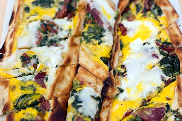 Türkische Tortilla Pita mit Speck Pastreurage, Eiern und grünen Kräutern.