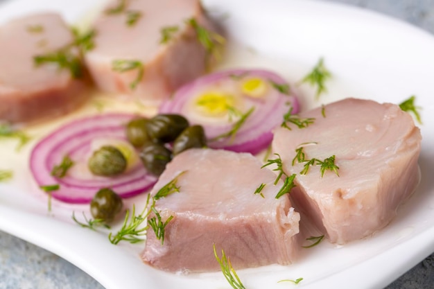 Türkische Vorspeise Eingelegter Thunfisch mit Olivenöl Türkischer Name Lakerda