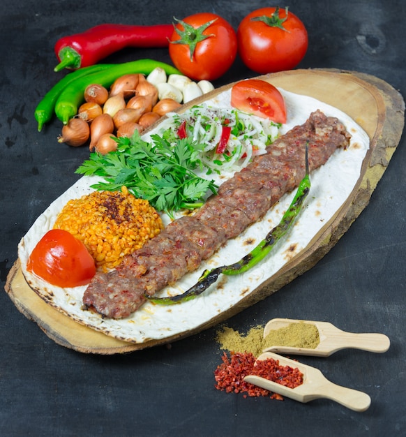 Türkischer Adana-Kebab mit Gemüse auf dem Teller