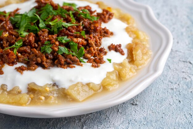 Türkischer Ali Nazik Kebab mit Joghurt, Hackfleisch und gerösteten Auberginen oder Auberginen Kebap.