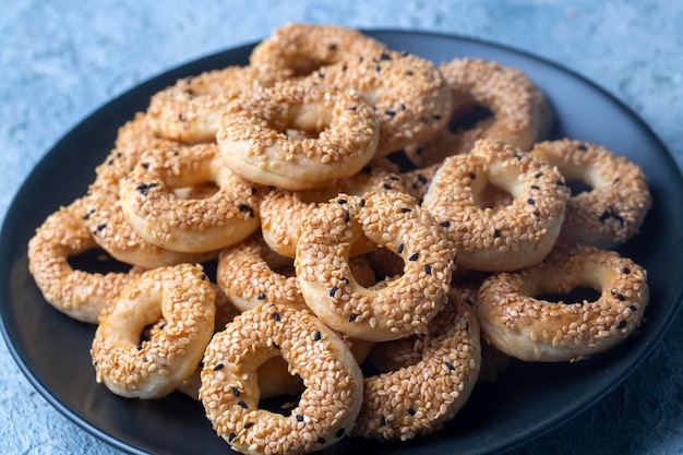 Foto türkischer bagel mit sesamsamen oder salzigen ringkeksen türkischer name kandil simidi oder tuzlu halka kurabiye