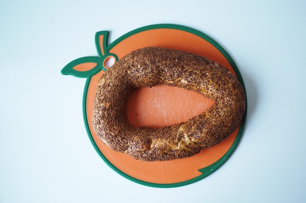 Türkischer Bagel Simit auf dem Tisch