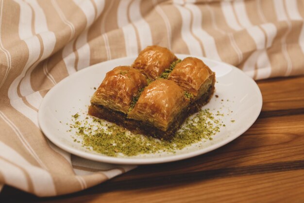 Türkischer Baklava-Kuchen mit Walnussfüllung