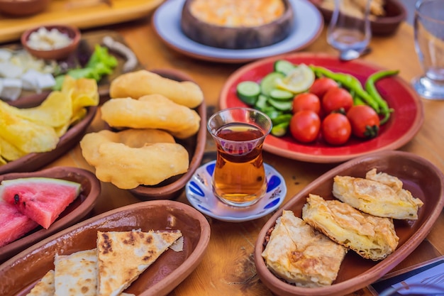 Türkischer Frühstückstisch Gebäck Gemüse Gemüse Oliven Käse Spiegeleier Gewürze Marmeladen Honig Tee