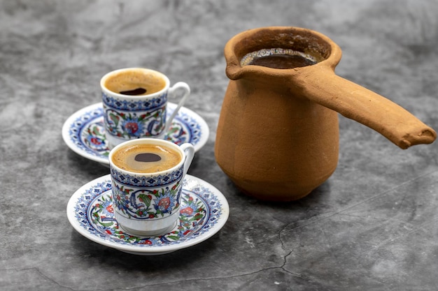 Türkischer Kaffee auf dunklem Hintergrund Geschmack der traditionellen türkischen Küche aus nächster Nähe