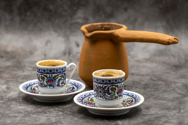 Türkischer Kaffee auf dunklem Hintergrund Geschmack der traditionellen türkischen Küche aus nächster Nähe