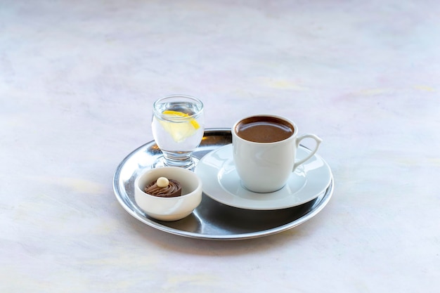 Türkischer Kaffee auf weißem Holzhintergrund