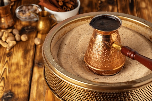 Türkischer Kaffee in Cezve auf dem Sand