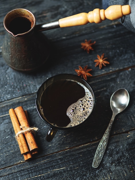 Türkischer Kaffee in einem Türken auf einem Holztisch