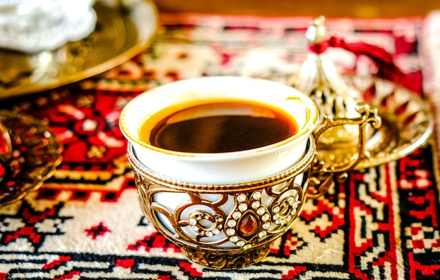 Türkischer Kaffee mit Genuss und traditionellem Kupferservierset auf Retro-Kupfertablett