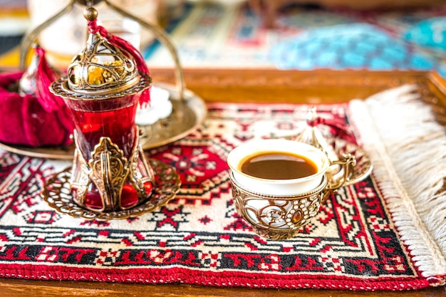 Türkischer Kaffee mit Genuss und traditionellem Kupferservierset auf Retro-Kupfertablett