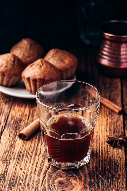 Türkischer Kaffee mit Gewürzen und Muffins