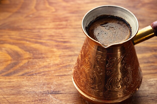 Türkischer Kaffee mit Schaum in Kupfertürke