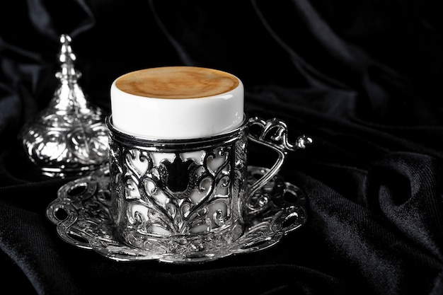 Türkischer Kaffee. Orientalisches Geschirr mit Muster. Kaffeebohnen, türkische Freude