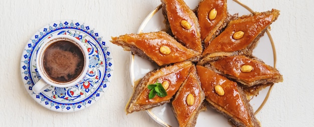 Türkischer Kaffee und Baklava auf dem Tisch