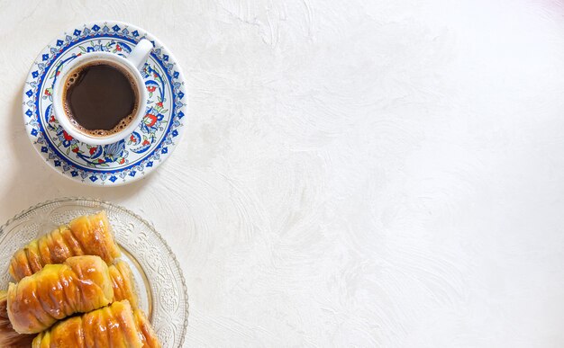 Türkischer Kaffee und Baklava auf hellem Hintergrund. Selektiver Fokus. Natur.