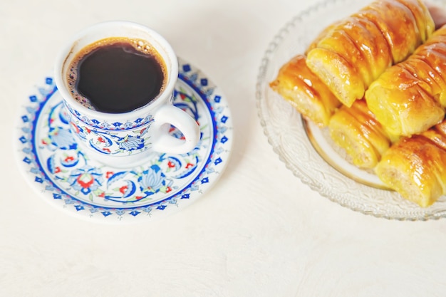 Türkischer Kaffee und Baklava auf hellem Hintergrund. Selektiver Fokus. Natur.