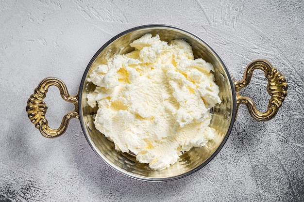 Türkischer Kaymak Clotted Cream Buttercreme Grauer Hintergrund Ansicht von oben