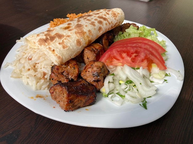 Türkischer Kebab mit Bulgur und Gemüse
