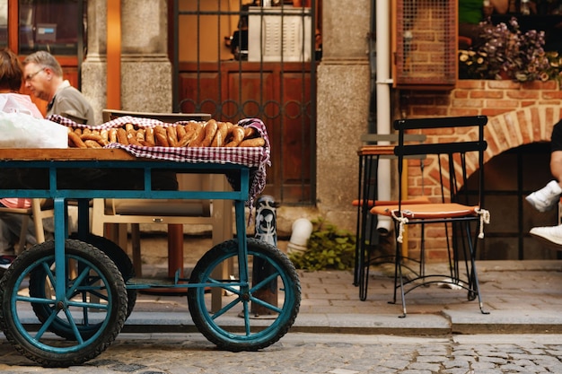 Türkischer Lebensmittelwagen mit traditionellen Bagels auf der Straße von Istanbul