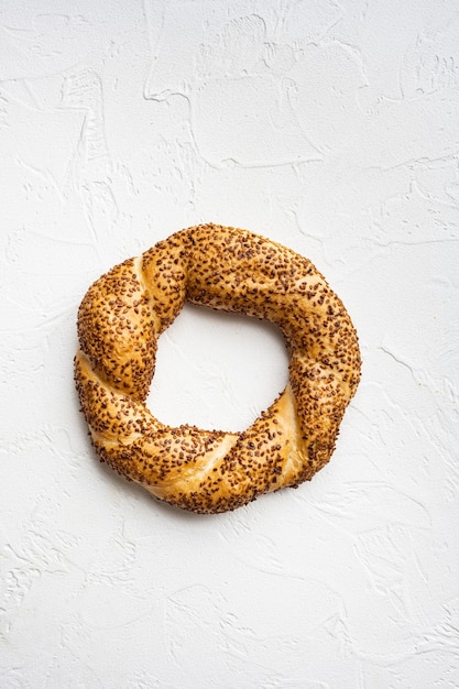 Foto türkischer street food rundbrot bagel mit sesam auf weißem steintisch hintergrund draufsicht flach liegend mit kopierplatz für text