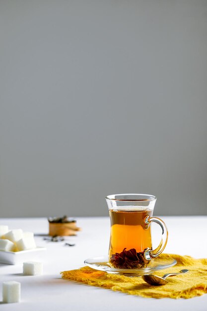 Türkischer Tee im traditionellen Glas lokalisiert auf weißem Hintergrund