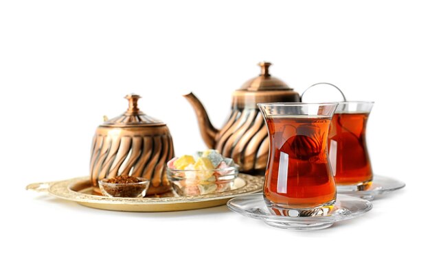Türkischer Tee in den traditionellen Gläsern und in der Metallteekanne lokalisiert auf Weiß