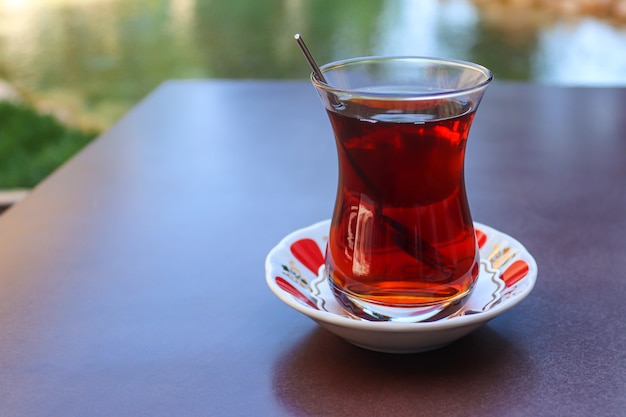 Türkischer Tee in traditioneller Tasse auf einem Tisch