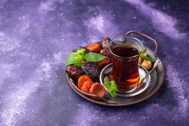 Türkischer Tee mit Trockenfrüchten
