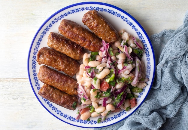 Türkischer Tekirdag oder Inegol Köfte mit Piyaz-Salat