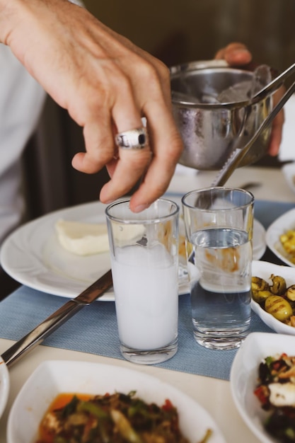 Türkischer und griechischer traditioneller Esstisch mit speziellem Alkoholgetränk Raki. Ouzo und türkischer Raki i