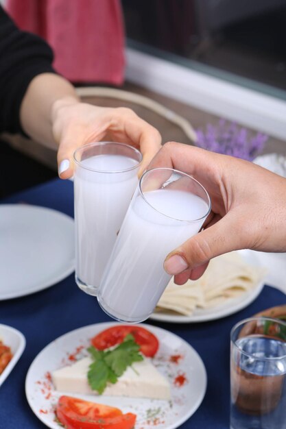 Türkischer und griechischer traditioneller Esstisch mit speziellem Alkoholgetränk Raki. Ouzo und türkischer Raki i