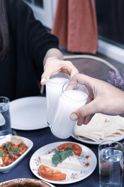 Türkischer und griechischer traditioneller Esstisch mit speziellem Alkoholgetränk Raki. Ouzo und türkischer Raki i