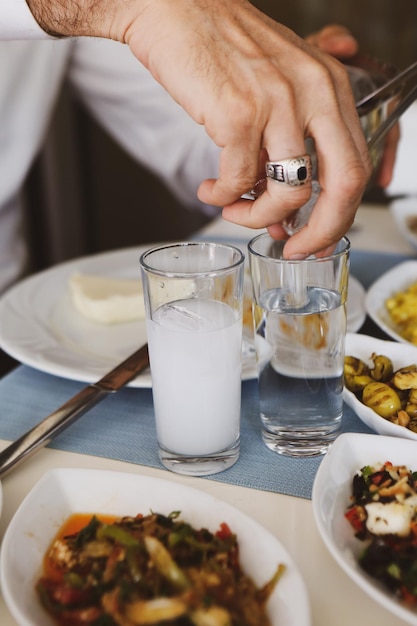 Türkischer und griechischer traditioneller Esstisch mit speziellem Alkoholgetränk Raki. Ouzo und türkischer Raki i