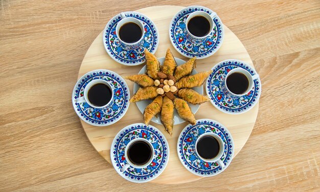 Foto türkisches baklava und kaffee auf dem tisch selektiver fokus natur